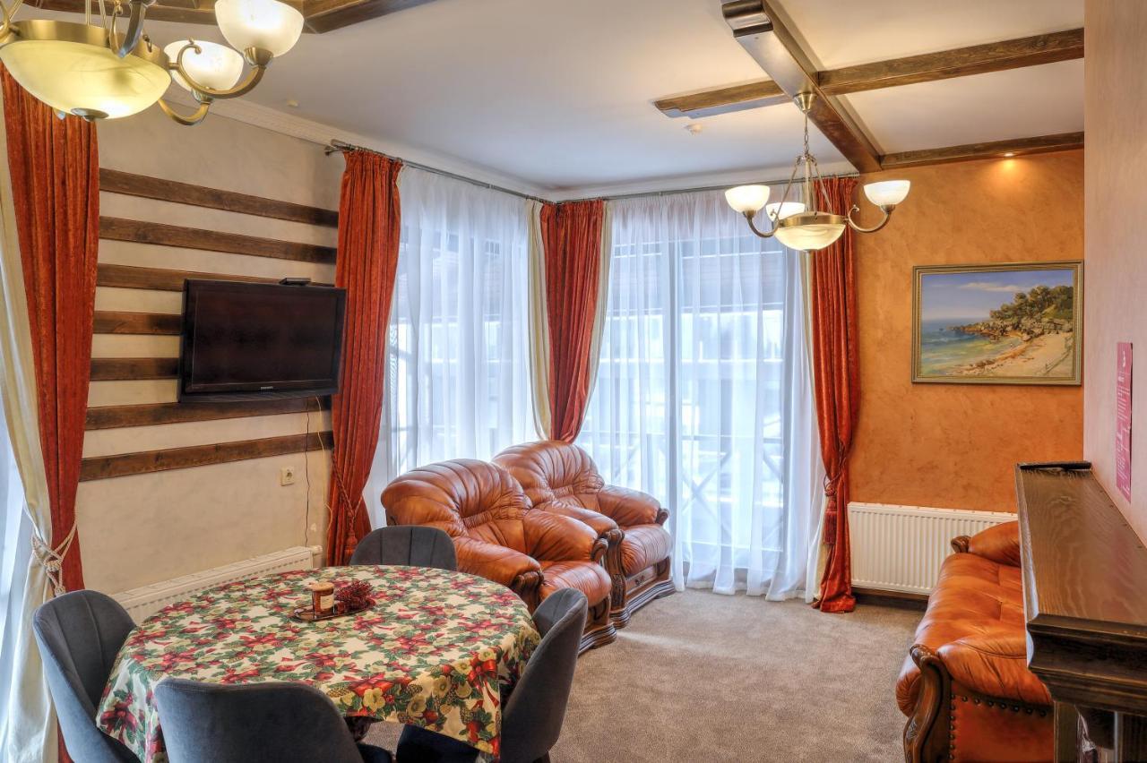 Iris Hotel Boekovel Buitenkant foto